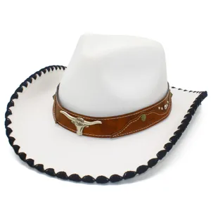 Cappello da cowboy western bianco con fascia in pelle marrone e dettaglio testa di toro.