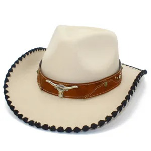 Primo piano dettagliato del cappello da cowboy western con teschio di toro metallico.