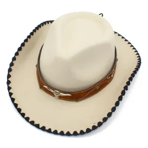 Primo piano del cappello da cowboy vintage con cintura in pelle marrone e teschio di toro.