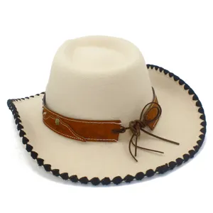 Dettaglio del cappello da cowboy beige con fascia in pelle marrone e bordo nero impunturato.