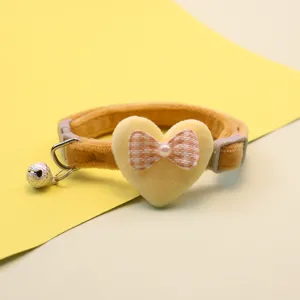 Carino collare per gatti in peluche con fiocco a cuore e campanello, giallo per cani.