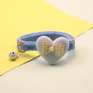 Collare per gatti in peluche con fiocco a cuore e campanello, morbido accessorio blu per cuccioli.