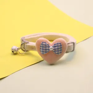 Grazioso collare per gatti con cuore in peluche, fiocco e campanello per animali.