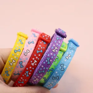 Bunte Nylon-Haustierhalsbänder mit süßen Knochen- und Blumenmustern, verstellbares Design.