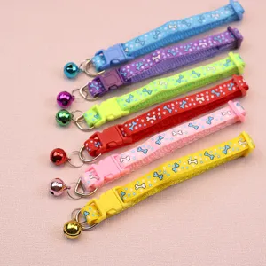 Buntes Nylon Haustier Halsband mit Knochen Muster und Glocke, verstellbar für Katzen und Hunde.