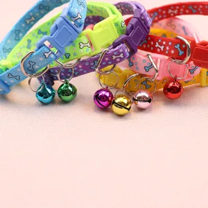 Buntes Nylon Haustierhalsband für Hunde und Katzen mit Knochenmuster und Metallglöckchen.
