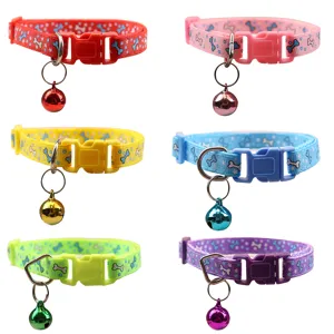 Buntes Nylon Haustierhalsband mit Knochenmuster und Glocke, verstellbar für Katze und Hund.