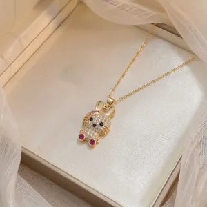 Detalle en primer plano del bonito collar con colgante de conejo y circonitas brillantes.