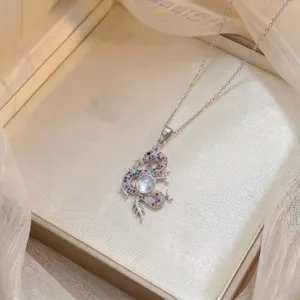 Primer plano detallado de un collar con colgante de dragón brillante con zirconias multicolores.