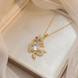 Vista detallada del collar colgante de dragón dorado con circonita cúbica brillante y piedra.
