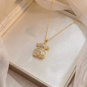 Exquisito primer plano de un collar con colgante de oso de circonita brillante en joyero.