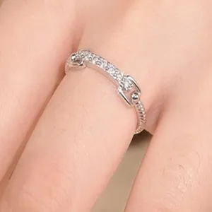 Vue de détail exquise de bague moissanite tressée, bague en argent chic pour femmes.