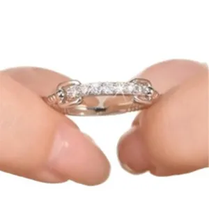 Bague en moissanite élégante avec design de boucle unique, bijoux chic pour femmes.
