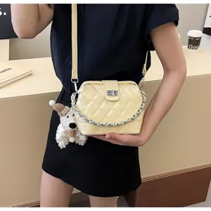 Scatto dettagliato della borsa a tracolla trapuntata retro con catena in argento e ciondolo.