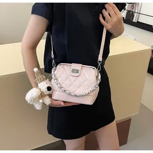 Borsa a tracolla trapuntata rosa con catena e ciondolo cane, elegante borsa da donna alla moda.