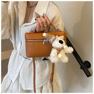 Chic borsa a tracolla vanity in pelle marrone con ciondolo orsetto soffice carino per le donne.