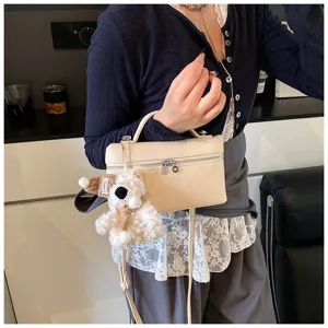 Elegante borsa a tracolla beige a scatola con ciondolo orsetto carino, borsa a mano da donna.