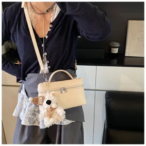 Chic borsa vanity beige da donna, elegante borsa a tracolla con ciondolo a forma di orsetto.