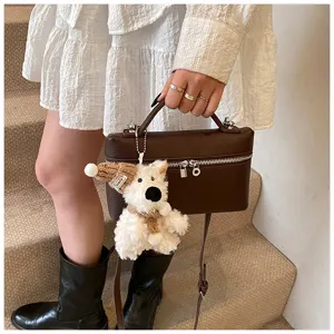 Borsa a mano strutturata marrone scuro da donna con grazioso portachiavi a cucciolo.