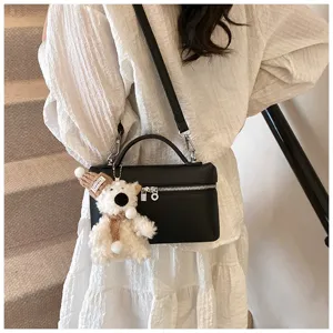 Elegante borsa a bauletto nera con simpatico ciondolo orsetto di peluche, versatile tracolla.