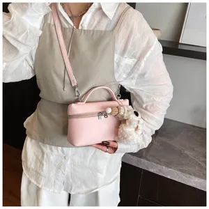 Borsa a tracolla rosa elegante da donna, borsetta alla moda chic con grazioso ciondolo di peluche.