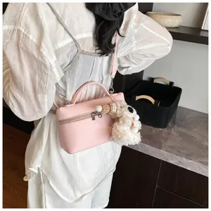 Borsa a spalla rosa da donna stile scatola chic con ciondolo peluche, borsa a tracolla.