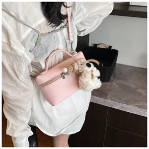 Borsa a mano vanity in pelle PU rosa con ciondolo cane di peluche, elegante borsa a tracolla.