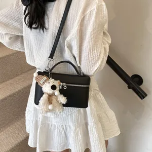 Borsa a mano strutturata nera con tracolla e ciondolo orsetto, elegante borsa a tracolla casual.