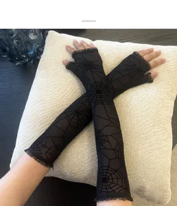 Gros plan sur les gants longs sans doigts en dentelle noire gothique motif toile.