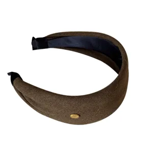 Diadema de tela ancha marrón de estilo francés para mujer con elegante logotipo dorado.