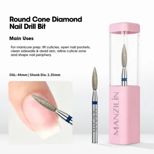 Vista dettagliata della punta per unghie in diamante con astuccio rosa, 44mm, preparazione manicure.
