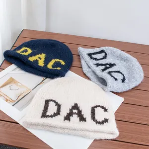 Gorro de punto elegante para mujer con letras DAC, diseño cálido con vuelta detalle