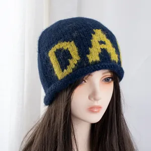 Gorro de punto azul marino con letras amarillas, gorro cálido de invierno con vuelta.