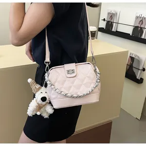 Borsa a tracolla trapuntata rosa da donna, elegante borsa con catena argento e ciondolo.