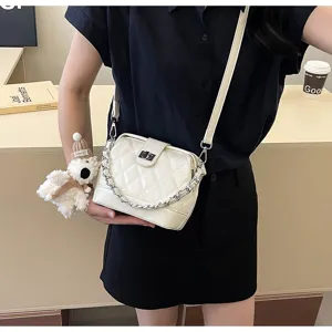 Borsa a tracolla trapuntata retrò con catena e ciondolo orsetto carino per stile moda donna.