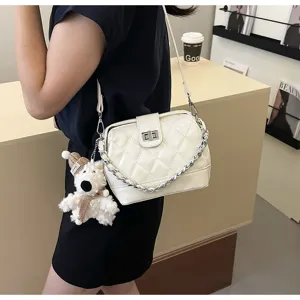 Borsa a Tracolla Trapuntata Vintage con Catena e Delizioso Ciondolo Orsetto per Donna Moda Chic