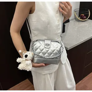 Borsa a tracolla matelassé argentata con catena elegante e grazioso ciondolo in peluche.