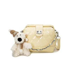 Borsa a tracolla gialla trapuntata retro con catena e ciondolo orsetto per donna chic.