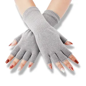 Graue Strick-Fäustlinge ohne Finger für Damen, stylische Winter-Armstulpen mit langen Bündchen.