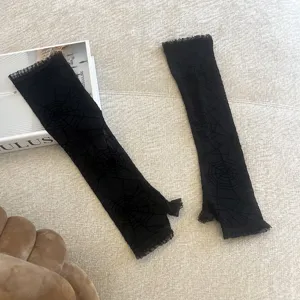 Gants longs sans doigts en dentelle noire motif toile d'araignee pour cosplay gothique halloween.