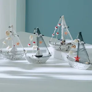 Mediterrane Mini Segelboot Ornamente Set Harz nautische Dekoration mit Muscheln und Netzen.