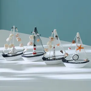 Mediterrane Mini Segelboot Deko Set mit Leuchtturm und Muscheln, ideal für die Heimdekoration.
