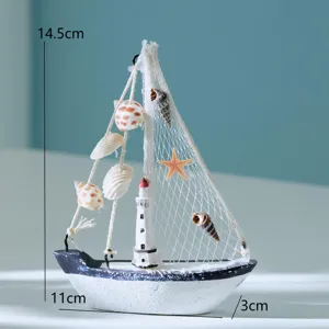 Detailansicht des Miniatur Mittelmeer Segelboot Ornaments mit Leuchtturm, Höhe 14.5cm.