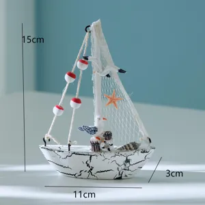 Mediterrane maritime Mini Segelboot Deko Figur mit Möwe und Netz für schöne Tischdekoration.