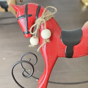 Skandinavisches Vintage Deko Schaukelpferd aus Holz in Rot Schwarz Tischdekoration