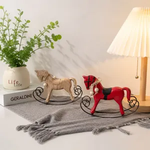 Skandinavisches Retro Schaukelpferd Deko Detailansicht, Vintage Tischdekoration und Wohnaccessoire.