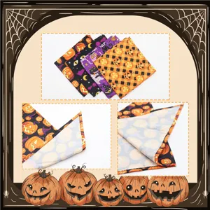 Vue détaillée du bandana Halloween pour animal, joli foulard imprimé citrouille et chat.