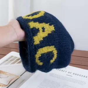 Vista detallada del gorro de punto esponjoso, sombrero de invierno con letras.