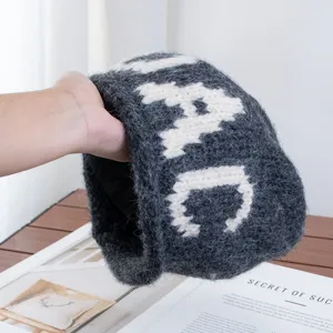 Cómodo gorro de punto gris oscuro con letras DAC blancas para mujer, sombrero de invierno.