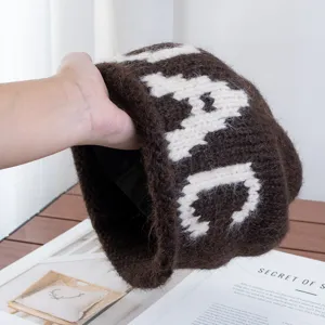 Gorro de punto marrón para mujer, gorro de lana cálido de invierno con diseño de letras.